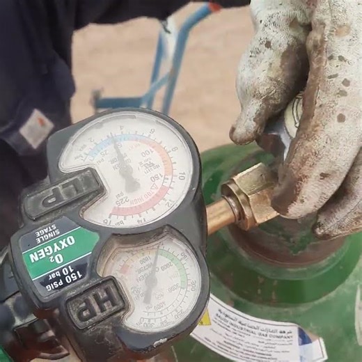 How to fix gauge and Regulator on Gas Cylinder #gas #cylinder #valve #pressure #construction