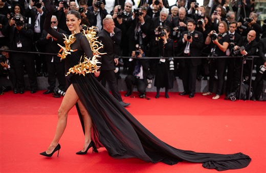 Et soudain, les longues traînes inondent le tapis rouge de Cannes - Elle