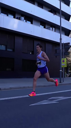 Urban Running: A Steady Pace in City Streets