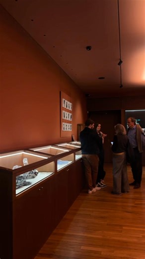 En direct 👀 | C’est ouvert ! ✨ L’exposition « Guénaëlle de Carbonnières, dans le creux des images » a ouvert ses portes. 📸 Dans l’intimité du cabinet des Dessins, Papiers peints et Photographies situé au 5e étage du musée, découvrez l’œuvre photographique de l’artiste Guénaëlle de Carbonnières. 🔍 À la manière d’un chantier de fouilles, l’artiste s’immerge dans les collections photographiques du musée des Arts décoratifs afin d’en révéler les secrets. 🗓️ Jusqu’au 1er février 2026 📍 Au musée 