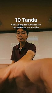 Jangan sampai telat sadar! Cek 10 tanda ini 🔽 Jujur, kamu scroll medsos sekarang atau lagi nghindarin kerjaan penting? 🫣 Dulu aku sering banget lakuin self-sabotage kecil-kecilan, tanpa sadar itu nggerogoti masa depan aku pelan-pelan. Aku pikir, “Ah, sebentar doang.” Padahal, kebiasaan-kebiasaan kecil itu kayak pasir yang numpuk, dan lama-lama jadi gunung masalah. Ingat kata James Clear di buku “Atomic Habits”: “Every action you take is a vote for the type of person you wish to become.” Kalau 