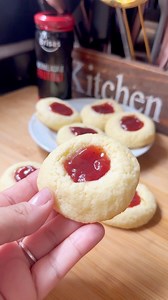 Hagamos estas pepas súper fáciles para los mates 😉 Necesitas para 18 Pepas : 125 gr de manteca Media taza de azúcar (120gr) Esencia de vainilla y ralladura de limón 1 huevo y una yema 1 taza y un cuarto de harina leudante (300gr)o harina común con una cucharadita de polvo para hornear. Para rellenar: mermelada de frutilla o la que más te guste de @lasbrisas_organicos . 📌Horno medio por 15/20 min y listo! . | La pasamos comiendo