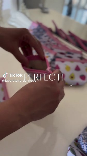 Porte-monnaie disponibles chez Laboratoire de Mode ✨ Plusieurs modèles, couleurs et styles pour tous les goûts 👝 📦 Vente en gros 📲 Pour plus d’infos : WhatsApp 28 701 716 #portemonnaie #accessoires #ventengros #tendance #fyp