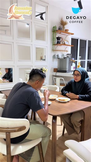 Penggemar kopi macam kami mesti pekena secangkir kopi sebelum tidur, waktu bulan puasa ni kami mengopi masa moreh, suka bancuh kopi kat rumah sambil borak2 dengan partner. Masa buat kopi tu, aroma kopi semerbak mcm cafe. Kali ni kami cuba Degayo Coffee Tropical Blend dengan DaVinci Gourmet English Toffee Syrup. Kopi smooth dengan aroma, bila campur dengan English Toffee Syrup jadi lebih creamy. Kalau suka kopi yang wangi, smooth dan senang bancuh kat rumah, memang kena cuba 🤎 #RamadanWithDegayo