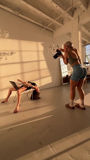 @rawstudio.dtla #photographerlosangeles #photoshoot #photoshootposes #tiktokviral #behindthescenes #fyp #fitnessphotographer #bts