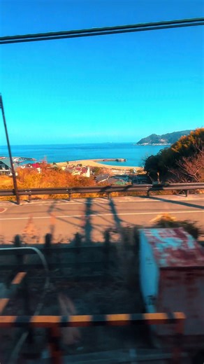 熱海って聞くと王道観光のイメージあるけど、今回はあえてちょっと先へ行ってきました！ 熱海を通り越して、最寄りは網代駅。 ガヤガヤ感少なめの港町エリアにある「松風苑」に泊まってきました♨️ ▼ここが良かった👇 ・敷地が広くて自然に囲まれてるから、まず空気が落ち着く ・広めの和室で“ちゃんと旅行来た感”ある ・温泉が本格的で、旅の疲れ一気にリセット ・夕食は海の幸中心でボリュームも満足度めちゃ高い‼️ 正直、「熱海＝観光地ど真ん中」じゃなくて“ちょっと大人っぽい穴場旅”したい人におすすめ。 友達とゆったり旅行もアリだし、カップルでしっぽりも絶対良い。 王道より一歩先の熱海、どう？🌊♨️ #fyp #熱海 #旅行 #06 #バズれ