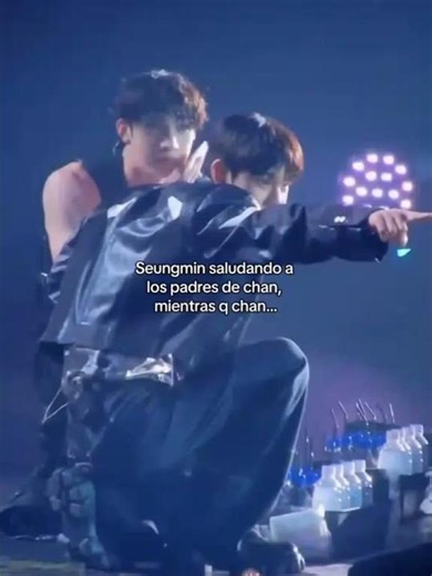 Estaba saludando a sus suegros 🥹💜 #straykids #kpop #nofloplis #skz #nolodejenenflop #fypシ゚viral