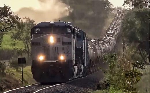 【南美铁路】巴西重载铁路运输油罐列车通过下坡路段
