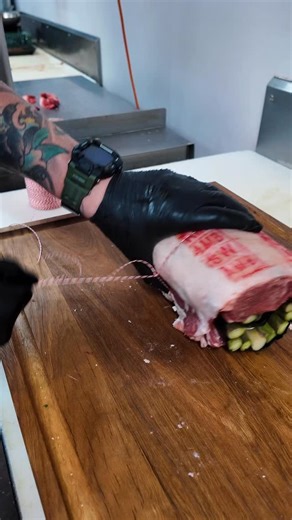 Ever wondered how to do a butcher’s knot? Here’s a demo from Lawsy himself 👌 #butcher #butchersknot #foodie #choppingboard #theaustralianbrisketboard | The Australian Brisket Board