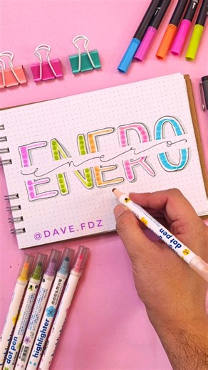 Dave Fernández • Lettering Ideas y Manualidades on Instagram: "Tutorial de Lettering! 💜¿Cómo hacer esta portada de ENERO? 😍✨️ Hoy les muestro un tutorial paso a paso para una portada súper colorida que combina Lettering Dot con marcadores punta pincel... el combo perfecto para empezar el año con buena energía. 😊 Primero pegué una cinta washi tape en el centro como máscara, así pude trabajar las letras sin tocar la zona central. Luego fui rellenando cada letra con puntitos usando los marcadore
