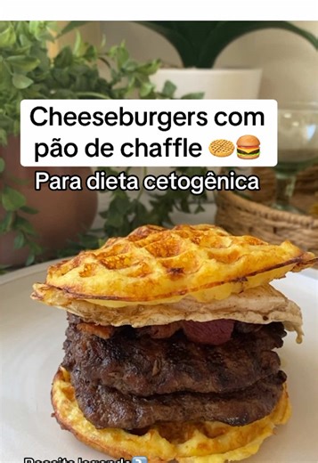 🧇🍔 CHaffle Bun – O “pãozinho” cetogênico Perfeito para hambúrguer, sanduíche ou café da manhã. ⸻ ✅ Ingredientes (1 pãozinho grande ou 2 pequenos) \t•\t1 ovo \t•\t1/2 xícara de queijo ralado (muçarela, prato ou parmesão — o que você tiver) \t•\tPitada de sal \t•\t(Opcional) 1 pitadinha de orégano ou alho em pó ⸻ 🔥 Modo de fazer (na máquina de waffle) \t1.\tBata o ovo rapidinho com um garfo. \t2.\tMisture o queijo ralado junto com o ovo. \t3.\tAqueça a máquina de waffle. \t4.\tColoque a massa e
