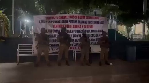 🇲🇽 | Circula un video donde varios hombres armados aseguran pertenecer a una célula delictiva y anuncian su presencia en la comunidad de Piedras Blancas, municipio de Buenavista, Michoacán.En la grabación, los individuos afirman estar vinculados con “Los Viagras” y señalan actuar bajo órdenes de una persona identificada como “03”. Autoridades no han confirmado oficialmente la autenticidad del material difundido.