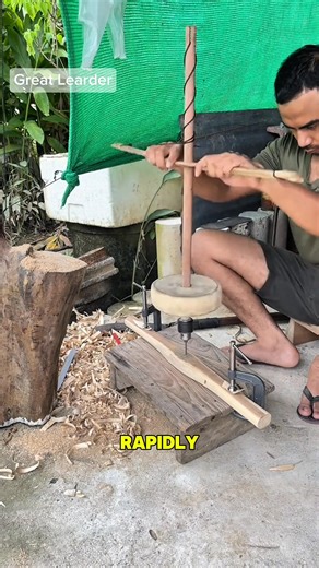 this is a traditional woodworking tool commonly used by old-school carpenters. It may look simple, but skilled craftsmen could drill wood surprisingly fast with it. Known as a bow drill, it uses a central metal bit wrapped with a cord connected to a wooden crossbar. By pulling the crossbar up and down, the cord spins the bit rapidly, slowly boring through the wood. Made from sturdy hardwood, bound with hemp or sinew, and assembled without a single screw, it relies entirely on technique and craft
