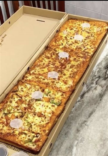 #burgerlabcafe 1 metre pizza first bite first love ❤️ Free home delivery. #mardan #foryoupage #viralvideo