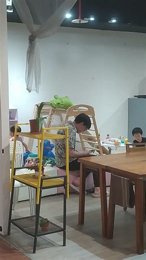 （遊戲區）吸引（家庭客戶）的必備設施，小孩好玩、大人好休憩！