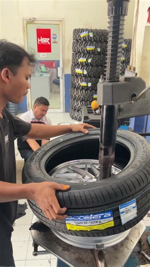 This is the process of installing a car tire using manual tools.#car #tire #hsr #short #viral