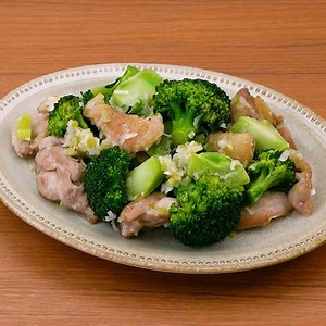 ご飯のお供に♪ 鶏肉とブロッコリーのねぎ塩炒めのレシピ動画・作り方 | デリッシュキッチン