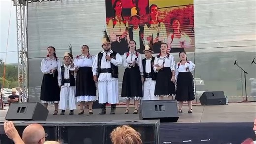 Duminică, 7 septembrie, Grupul Codrenii a urcat pe scena „Târgului Cepelor” din Asuaju de Sus. Sub coordonarea lui Ionuț Uivaroși, tinerii interpreți au făcut un spectacol autentic. Fiecare moment al prestației lor a transmis căldura și frumusețea tradițiilor din Țara Codrului, captivând publicul și primind aplauze pe măsură. | Direct MM