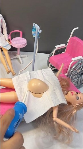 Barbie’s giving birth in 20 seconds 👶🏻 #asmrtoys #pregnantdolls #barbiedoll #babyborn