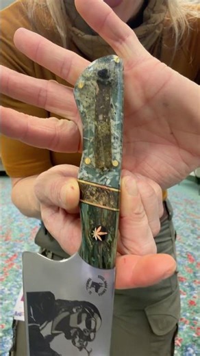 Knife with Joint inside the handle