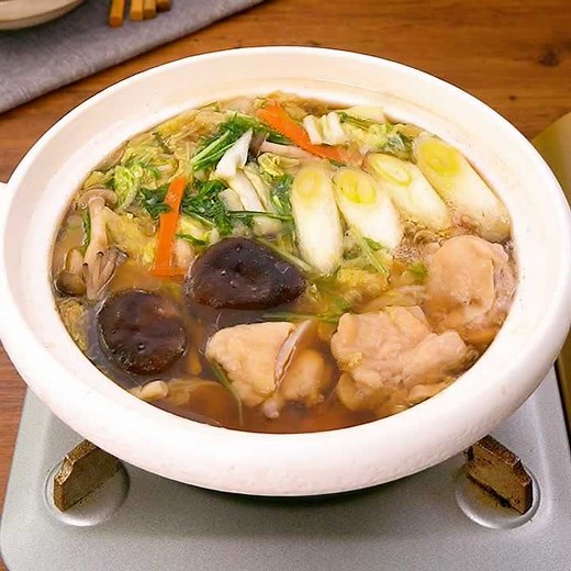 シンプルですぐできる！ 鶏肉とカット野菜のお手軽しょうゆ鍋のレシピ動画・作り方 | デリッシュキッチン