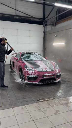 Rose passion 💖 La Porsche 718 Cayman GT4 RS, icône de la performance radicale, fait peau neuve sous nos soins. ✨ Derrière ses lignes affûtées se cache un flat-6 atmosphérique de 500 ch, hurlant jusqu’à 9 000 tr/min — une symphonie mécanique signée Porsche. 🎶 Boîte PDK 7 rapports, châssis affûté pour le circuit et cette sonorité incomparable… chaque détail respire la passion. 🔥 Nettoyée, préparée, sublimée — parce que même une légende mérite le meilleur traitement. 🏁 📍Disponible chez Factory