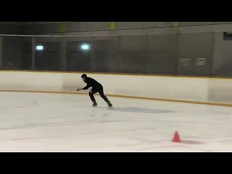 アイスホッケー選手のスケーティング練習