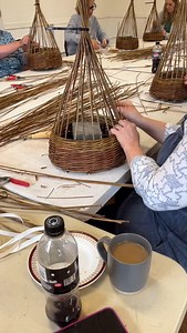 Nothing better than a bunch of weavers weaving away ! Making foraging baskets yesterday and didn’t they do well 🤩 they made every bit themselves 👏👏👏 #willow #willowweaving #willowbaskets #willowweavers #stratforduponavon #baskets #handmadecraft #heritagecrafts #basketmakersassociation #basketweavingworkshop | Rachel Harwood Willow