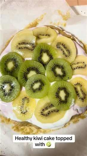 Kiwi yoghurt cake topped with kiwi 🥝 healthy #icanbake
