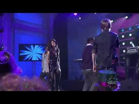 Justin Bieber Selena Gomez - One Less Lonely Girl - New Years 2010 Times Square