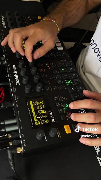 Hypnotic live . . . . . IG @velo999_ SOUNDCLOUD VELO999 ——————— #techno #musica #groove #hypnotictechno #livetechno #industrial #rave #hardgroove #berlin #dj #xone #technodj #party #pioneer #musique