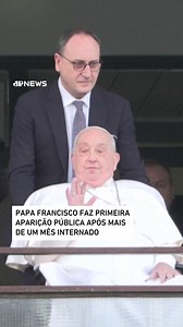 O papa Francisco, de 88 anos, apareceu pela primeira vez em público desde sua internação, em 14 de fevereiro. Neste domingo (23), o pontífice acenou e agradeceu aos fiéis de uma varanda do Hospital Gemelli, em Roma. "Obrigado a todos!", disse com voz fraca ao microfone, sentado em uma cadeira de rodas. Francisco acenou para centenas de pessoas reunidas em frente ao hospital, que o saudaram, bateram palmas e fizeram muito barulho ao vê-lo. O líder da Igreja Católica passou mais de cinco semanas n