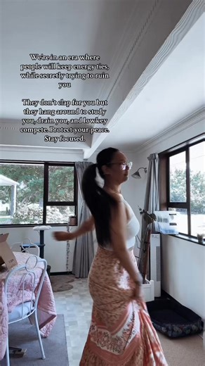 Energy ties are real — every thought, convo, or connection leaves a little thread. If you never call your energy back, you end up carrying people that don’t even think of you anymore. Reclaim your mauri, babe. Not every cord deserves to stay plugged in. ⚡️ | The Unconventional Māreikura