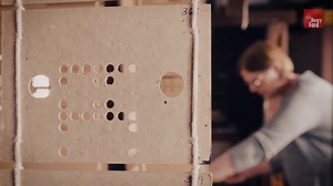 Antes de la electrónica, la electricidad y las máquinas diferenciales: las tarjetas perforadas del telar de Jacquard, el antepasado del ordenador moderno