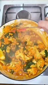 Creamy Chickpea & Cauliflower Curry 🍛 A 20-Minute Weeknight Wonder! The recipe is in the comments. ⬇️ Hey curry lovers! 🧡 This Chickpea and Cauliflower Curry is one of my go-to meat-free meals—it’s hearty, creamy, and packed with bold flavors 🌶️🥥 Ready in the time it takes to make rice, this dish is perfect for busy weeknights or chill weekends. I love how the chickpeas soak up all that saucy goodness, and the cauliflower adds the perfect bite 👌 Make it vegan by skipping the fish sauce—it’s