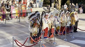2.2M views · 185K reactions | CROW NATION PAYS RESPECTS: Almost 100 years after their tribe's chief spoke at the burial of the WWI unknown soldier, members of the Crow nation laid flowers at the Tomb of the Unknown Soldier. STORY: https://wjla.com/news/local/watch-crow-nation-pays-respects-tomb-of-the-unknown-soldier-century-after-chief-plenty-coups-arlington-national-cemetery | 7News DC | Facebook
