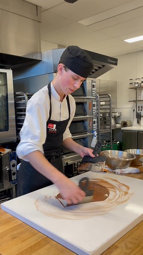 Denne uka har vår tidligere elev Øyvind Andreas Øverby-Nilsen for andre år på rad hold konfektkurs for elevene i 2BAK.😋 Så gøy å få en engasjert og dyktig ungdom inn som lærer for årets baker-og konditorelever. De fulgte nøye med og fikk selv produsert mye god konfekt som vi skal selge på onsdagens Julegate. Øyvind er 2. års lærling på Ingelsrud konditori på Magnor.🎂 | Storhamar videregående skole