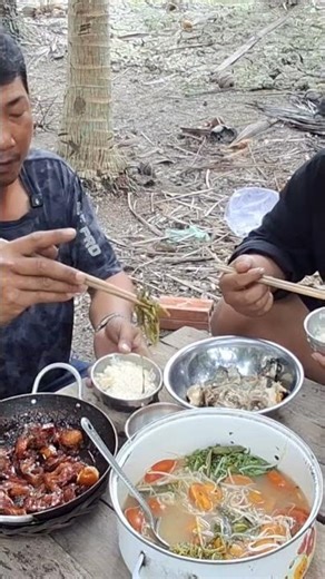 ăn cơm canh chua với cá kho tiêu ngon quá #shortsvideo #food #monngon‪@khanhfishingcuocsongvietnam‬
