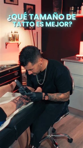 Si estás pensando en tu primer tatuaje, el tamaño del tatuaje es más importante de lo que crees. La mayoría empieza con tatuajes pequeños pensando que duelen menos, pero con el tiempo son los que peor envejecen. Un tamaño del tatuaje demasiado pequeño pierde definición, las líneas se expanden y en pocos años parece un borrón. Elegir un tamaño del tatuaje mediano permite más detalle y un envejecimiento mucho mejor en la piel. Antes de tatuarte, piensa a largo plazo. Cuéntame en comentarios si te 