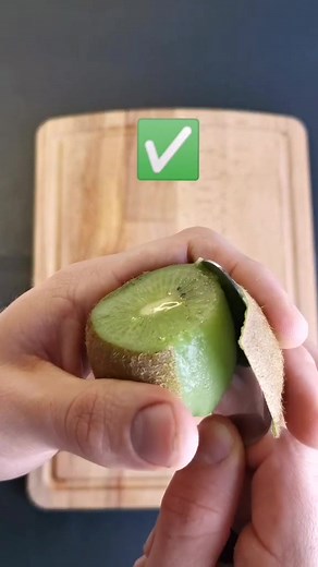 How to eat a Kiwi 🥝 #kiwi #kitchenhacks #kitchentips #küchenhacks #küchentricks #kiwifam #kiwi #fruits #trick #tipps #foodhack