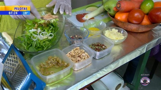 Cursos gratuitos de preparação de saladas capacitam para mercado de trabalho na capital