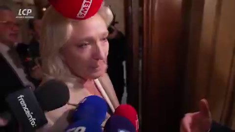 Dans la Constitution européenne, il y avait le drapeau européen, il y avait l'hymne. Elle a été rejetée par référendum.Rien ne prévoit aujourd'hui le déploiement du drapeau européen sur les mairies.