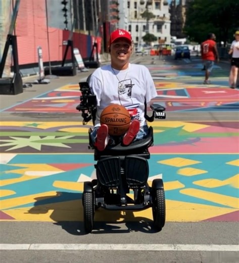  "Born without arms — became a father!" Ryan, with short legs and no arms, taught himself to live life to the fullest, and now he is raising two equally special children  Their story is like an electric shock: powerful, moving, and inspiring. Everything in the article in the comments  | Fascinating stories | Facebook