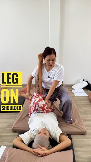 👉 Discover the benefits of the “Leg on shoulder” position from our Thai Massage Level 1 course at ITM School in Chiang Mai. 👉 This technique stretches and relaxes key muscles like the iliotibial band, gluteus maximus, rectus femoris. It helps improve spinal mobility, opens the hips, and relieves tension in the lower back. A perfect addition to your Thai massage practice! #ThaiMassage #LowerBackRelief #HipFlexibility #ITMSchoolChiangMai | ITM - International Training Massage School