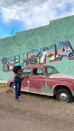 Have you made it to Seligman yet? 🚗✨This iconic Route 66 town helped inspire Cars, and it still feels like stepping into the movie. Neon signs, vintage cars, and classic stops like Delgadillo’s Snow Cap Drive-In make it a must for any Arizona road trip. 🌵🛣️ Tag a friend you’d road trip with 👀👇 #SeligmanAZ #HistoricRoute66 #TravelArizona #ExploreAZ