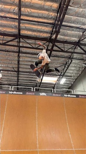 Kickflip to hirsh 🎥 ‪@JeromyGreen‬ #skateboarding #vertskating