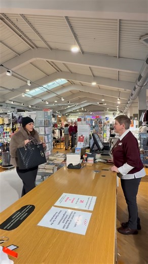 G&B Bekleidung on Instagram: "👜 „Die Tasche? Zu teuer.“ 💳 Gleiche Karte. Anderer Move. 😏 Einkaufen ist einfacher, wenn du die richtige Hilfe dabei hast.😂😂#shopping #dinkelsbühl #gunzenhausen #fashion #mode"