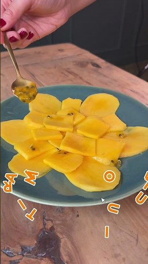 Here is the mango and passion fruit carpaccio 🧡The light and perfect dessert for the heatwave!