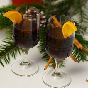 3.9K views · 44 reactions | Feuerzangenbowle selber machen! (Rezept in den Kommentaren) | Tastemade Deutschland | Facebook