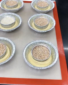 159K views · 2.4K reactions | La tarte croissant aux fruits rouges du chef Antonio Bachour Le chef utilise une pâte à croissant pour faire son fond de tarte qu'il rempli de crème mascarpone, compote de fraises et citron et d'une crème à la fraise. En décoration, des fruits frais. J'aimerais bien y goûter car cela semble vraiment délicieux ! | Aux arts de la table | Facebook